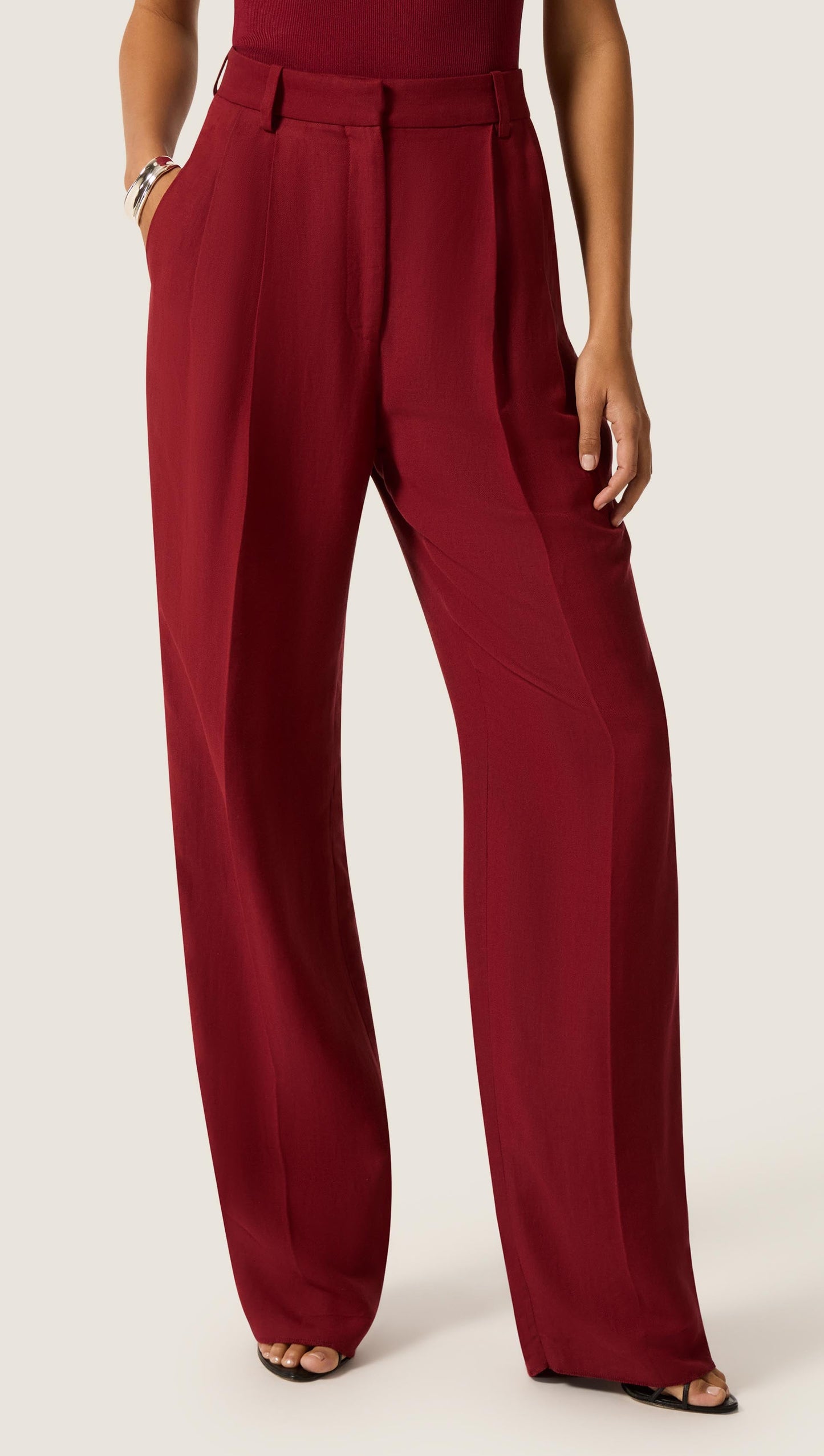 Pleated Tapered Trouser in Viscose Linen | Maroon